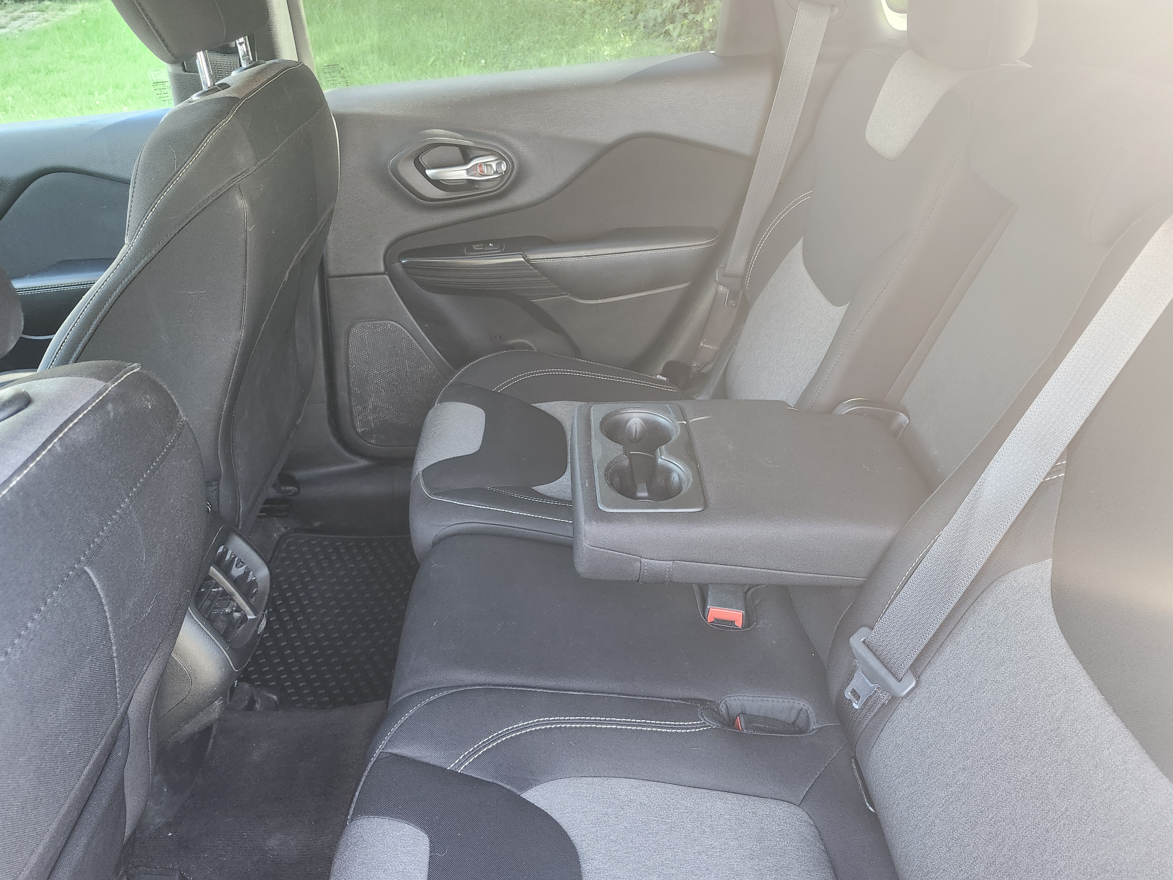 Siège arrière avec accoudoir central rabattu