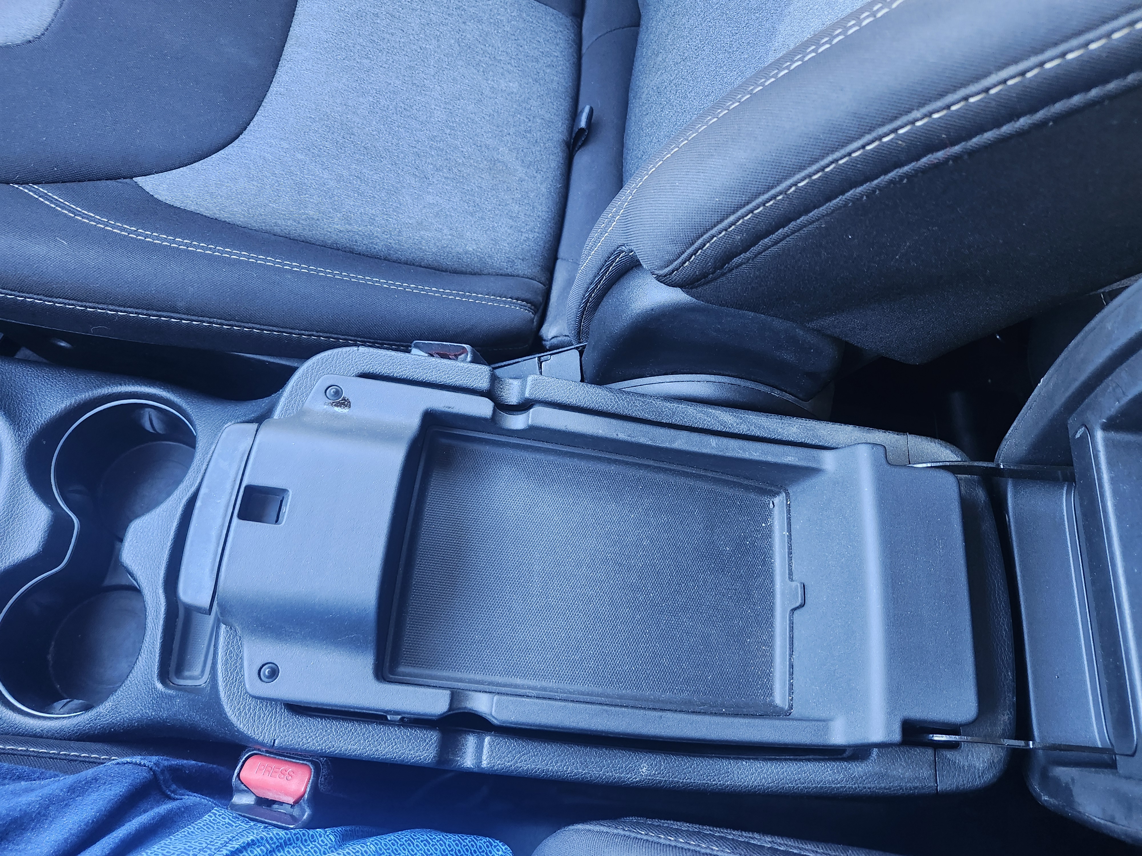 Console centrale à demi ouverte