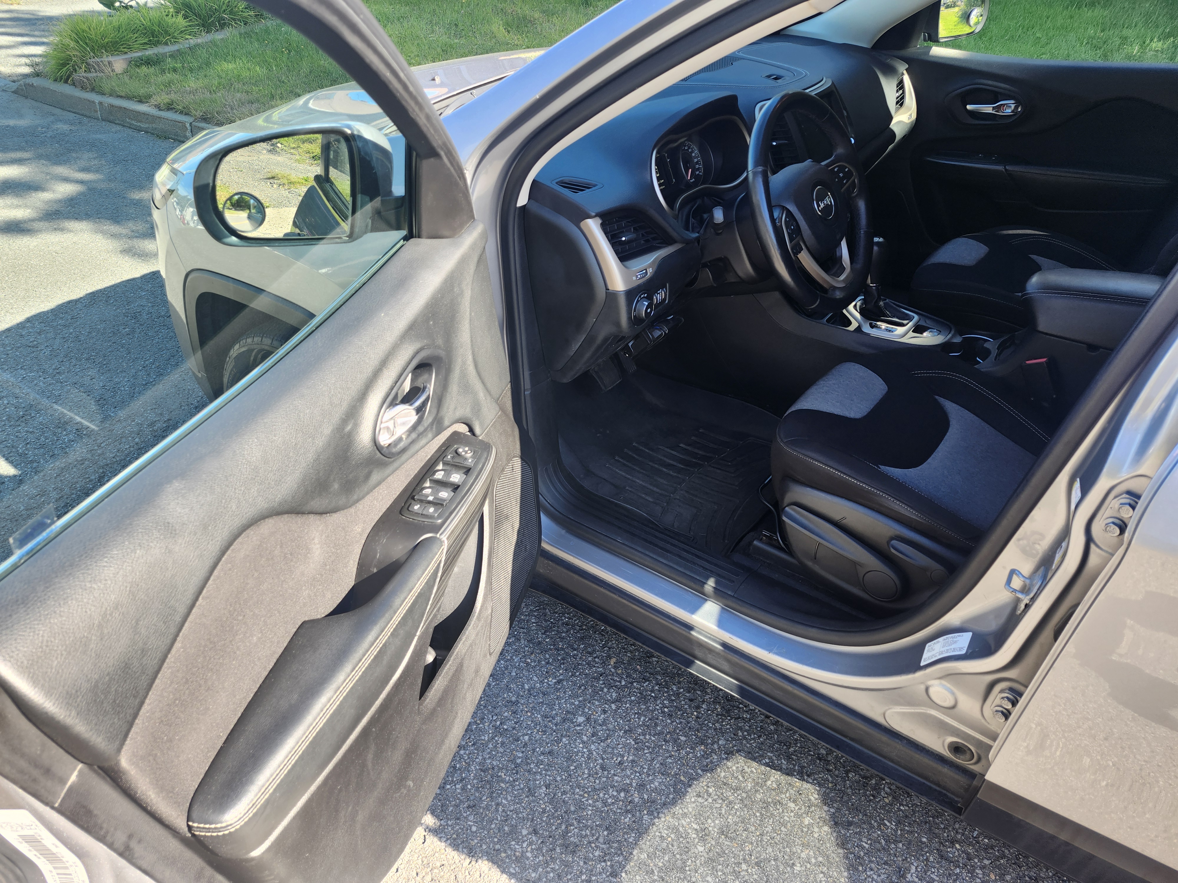 Intérieur côté conducteur vue éloignée